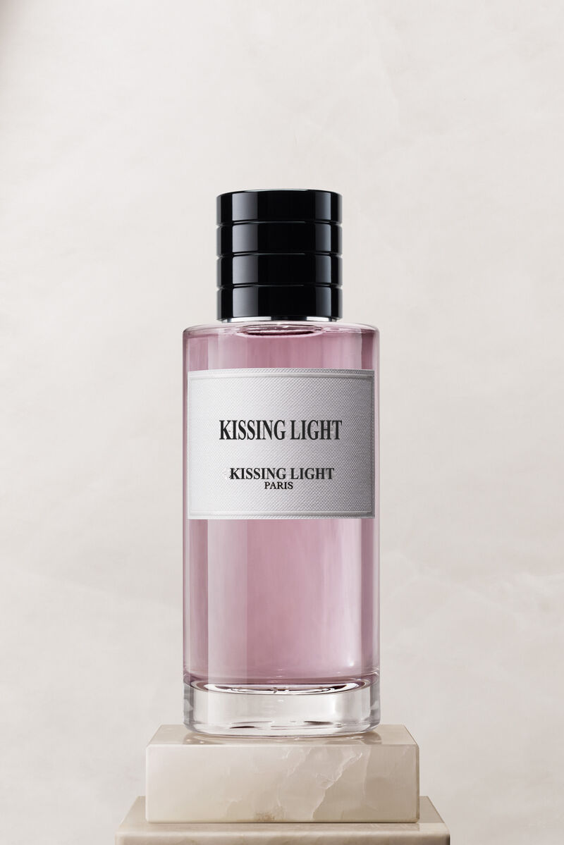 Gris Kissing Light